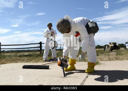 Soldaten aus nuklearen Invalidisierung Team 2 20 CBRNE-Befehl des, aus Aberdeen Proving Ground, Md., und der Befehl Gefahr Antwort Platoon, 51 Unternehmen der chemischen Industrie, Fort Stewart Ga., das aus dem Boden Kollektion Team der Nationalen Technischen nukleare forensische (NTNF) Sammlung Task Force (GCTF) als Teil der Übung Prominente Jagd. Mitglieder der Masse Sammlung Team sammeln Schmutz Proben in der Nähe des Pueblo Chemical Depot, Pueblo Colo, während der Übung Prominente Hunt 18-2, Sept. 17-21, 2018. Stockfoto