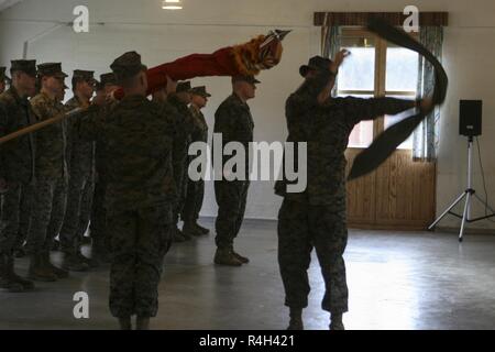 Us-Marines mit, 3rd Battalion, 14th Marine Regiment bei der Marine Corps Farben während der Marine die Drehkraft - Europa 18.1 Übertragung der Autorität Zeremonie auf setermoen Leir Militärlager, Norwegen, Oktober 1, 2018. MRF-E 18.1 wurde von MRF-E 19.1 nach Ihrem 7-monatigen Einsatz erleichtert. Dies ist der erste Einsatz des erweiterten Marine Corps rotational Anwesenheit von etwa 700 Marines in Norwegen, die von der norwegischen Regierung im August angekündigt wurde. Stockfoto