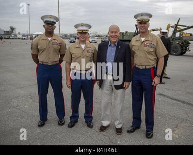 Us-Marines mit Task Force San Francisco posieren für ein Foto mit Generalmajor James M. Myatt (Ret), Vorsitzender von San Francisco Fleet Week Association, Oktober 1, 2018. San Francisco Fleet Week bietet eine Gelegenheit für die amerikanische Öffentlichkeit ihre Marine Corps zu erfüllen. Flotte Woche San Francisco Marineangehörigen, Ausstattung, Technik und Funktionen markieren, mit einem Schwerpunkt auf humanitäre Hilfe und Katastrophenhilfe. Von Links nach Rechts, 1. Sgt. Wilmer Viera, LtCol. Josh Anderson, Generalmajor Myatt (Ret), Oberst James Hensien. Stockfoto