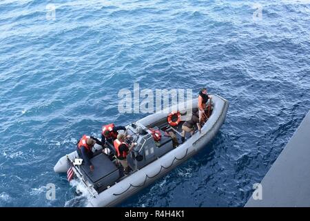 Golf von Aden (Sept. 30, 2018) befehlshabenden Offizier, Kapitän Joseph Femino, USS Lewis B. Abzieher (ESB3), steuert die starre Hülle Schlauchboot wie Suche und Rettung Schwimmer für kleine Boot Suche und Rettung Ausbildung vorzubereiten. Die expeditionary Meer base Plattform unterstützt Naval Amphibious Force, Task Force 51, diverse Missionen des 5. Marine Expeditionary Brigade, Krisenbewältigung, Airborne mine Gegenmaßnahmen gehören, Bekämpfung der Piraterie Betrieb, Maritime Security Operations und humanitäre Hilfe/Katastrophenhilfe Missionen. Gleichzeitig ermöglicht sie eine TF 51/5 seine Expeditionary Präsenz in der Welt die meisten vol zu verlängern. Stockfoto