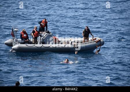 Golf von Aden (Sept. 30, 2018) Elektroniker 3. Klasse Eric Rivera Tauchgänge aus der starren Hülle Schlauchboot beim Baden ein Anruf, während er an Bord der USS Lewis B. Abzieher (ESB3) bereitgestellt werden. Die expeditionary Meer base Plattform unterstützt Naval Amphibious Force, Task Force 51, diverse Missionen des 5. Marine Expeditionary Brigade, Krisenbewältigung, Airborne mine Gegenmaßnahmen gehören, Bekämpfung der Piraterie Betrieb, Maritime Security Operations und humanitäre Hilfe/Katastrophenhilfe Missionen. Gleichzeitig ermöglicht sie eine TF 51/5 seine Flüchtigen expeditionary Präsenz in den meisten Regionen der Welt zu erweitern. Stockfoto