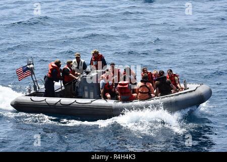 Golf von Aden (Sept. 30, 2018) befehlshabenden Offizier, Kapitän Joseph Femino, USS Lewis B. Abzieher (ESB3), betreibt eine starre Hülle Schlauchboot beim Baden ein Anruf während der Fahrt. Die expeditionary Meer base Plattform unterstützt Naval Amphibious Force, Task Force 51, diverse Missionen des 5. Marine Expeditionary Brigade, Krisenbewältigung, Airborne mine Gegenmaßnahmen gehören, Bekämpfung der Piraterie Betrieb, Maritime Security Operations und humanitäre Hilfe/Katastrophenhilfe Missionen. Gleichzeitig ermöglicht sie eine TF 51/5 seine Flüchtigen expeditionary Präsenz in den meisten Regionen der Welt zu erweitern. Stockfoto