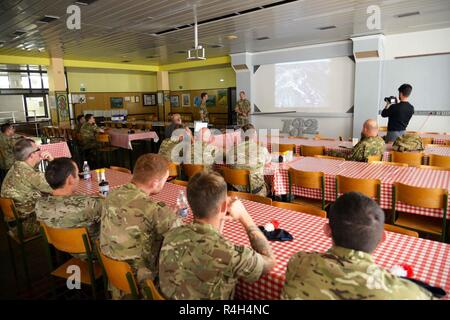 Vereinigtes Königreich Soldaten führt die nach der Aktion der Triglav Star IV Übung, Bohinisja Bela, Slowenien, Sept. 20, 2018. Übung Triglav Star IV ist eine jährliche multi-nationalen Berg Kriegsführung Übung veranstaltet von der slowenischen Streitkräfte in Bohinjska Bela, Slowenien und ist eine intensive, zwei Wochen taktische Übung, in der Soldaten aus Großbritannien und den 1-157 in Colorado, und Slowenien Interoperabilität demonstrieren, während die Einheit Taktik in den Julischen Alpen. Stockfoto