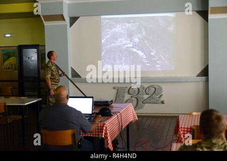 Vereinigtes Königreich Soldaten führt die nach der Aktion der Triglav Star IV Übung, Bohinisja Bela, Slowenien, Sept. 20, 2018. Übung Triglav Star IV ist eine jährliche multi-nationalen Berg Kriegsführung Übung veranstaltet von der slowenischen Streitkräfte in Bohinjska Bela, Slowenien und ist eine intensive, zwei Wochen taktische Übung, in der Soldaten aus Großbritannien und den 1-157 in Colorado, und Slowenien Interoperabilität demonstrieren, während die Einheit Taktik in den Julischen Alpen. Stockfoto