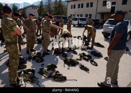 Vereinigtes Königreich Soldaten zurück Dise einsetzbaren Instrumentation Systems Europe (DISE) sytem Ausrüstungen nach dem Training Überprüfung des Triglav Star IV Übung, Bohinisja Bela, Slowenien, Sept. 20, 2018. Übung Triglav Star IV ist eine jährliche multi-nationalen Berg Kriegsführung Übung veranstaltet von der slowenischen Streitkräfte in Bohinjska Bela, Slowenien und ist eine intensive, zwei Wochen taktische Übung, in der Soldaten aus Großbritannien und den 1-157 in Colorado, und Slowenien Interoperabilität demonstrieren, während die Einheit Taktik in den Julischen Alpen. Stockfoto