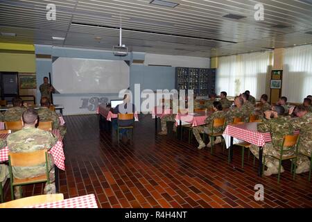 Soldaten der Bundeswehr, Slowenien und den USA 1-157 Infanterie, Colorado Army National Guard, führt die nach dem Training Überprüfung des Triglav Star IV Übung, Bohinisja Bela, Slowenien, Sept. 20, 2018. Übung Triglav Star IV ist eine jährliche multi-nationalen Berg Kriegsführung Übung veranstaltet von der slowenischen Streitkräfte in Bohinjska Bela, Slowenien und ist eine intensive, zwei Wochen taktische Übung, in der Soldaten aus Großbritannien und den 1-157 in Colorado, und Slowenien Interoperabilität demonstrieren, während die Einheit Taktik in den Julischen Alpen. Stockfoto