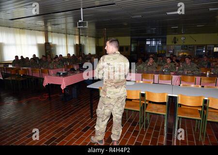 Soldaten der Bundeswehr, Slowenien und den USA 1-157 Infanterie, Colorado Army National Guard, führt die nach dem Training Überprüfung des Triglav Star IV Übung, Bohinisja Bela, Slowenien, Sept. 20, 2018. Übung Triglav Star IV ist eine jährliche multi-nationalen Berg Kriegsführung Übung veranstaltet von der slowenischen Streitkräfte in Bohinjska Bela, Slowenien und ist eine intensive, zwei Wochen taktische Übung, in der Soldaten aus Großbritannien und den 1-157 in Colorado, und Slowenien Interoperabilität demonstrieren, während die Einheit Taktik in den Julischen Alpen. Stockfoto