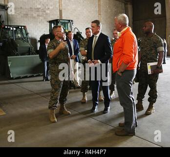 Brig. Gen. Joseph Shrader, Kommandierender General, Marine Corps Logistik Befehl, weist auf die Bedeutung von LOGCOM der Operationen zu Senator David Perdue bei seinem Besuch in Marine Corps Logistik Befehl, Sept. 21, 2018. Stockfoto