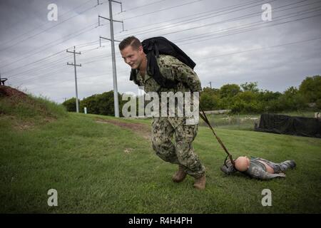 U.S. Navy Hospital Corpsman dritte Klasse (Fleet Marine Force/Surface Warfare) Steven Kelly, Naval Gesundheit Klinik Corpus Christi Loslösung San Antonio, bewegt einen simulierten Unfall während der medizinischen Ausbildung und der Demonstration von individuellen Kompetenz-Nutzung bei Brooke Army Medical Center, Fort Sam Houston, Texas, Sept. 28, 2018. Der Zweck der MEDIC ist, um sicherzustellen, dass sich das medizinische Personal bereit sind, jederzeit, zu implementieren und zu Kriegszeiten ihre medizinischen Fähigkeiten ausführen. Stockfoto