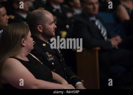 Us-stellvertretender Verteidigungsminister setzt U.S. Army Staff Sgt. Ronald J. Shurer II in der Halle der Helden im Rahmen einer Zeremonie in das Pentagon in Washington, D.C., am Okt. 2, 2018, nachdem die Ehrenmedaille verliehen wird durch den Präsidenten. Stockfoto