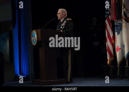 Us-stellvertretender Verteidigungsminister setzt U.S. Army Staff Sgt. Ronald J. Shurer II in der Halle der Helden im Rahmen einer Zeremonie in das Pentagon in Washington, D.C., am Okt. 2, 2018, nachdem die Ehrenmedaille verliehen wird durch den Präsidenten. Stockfoto