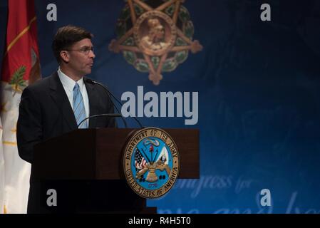 Us-stellvertretender Verteidigungsminister setzt U.S. Army Staff Sgt. Ronald J. Shurer II in der Halle der Helden im Rahmen einer Zeremonie in das Pentagon in Washington, D.C., am Okt. 2, 2018, nachdem die Ehrenmedaille verliehen wird durch den Präsidenten. Stockfoto