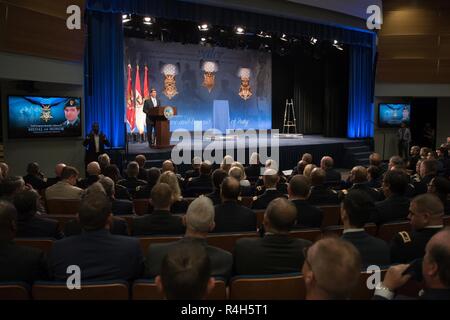 Us-stellvertretender Verteidigungsminister setzt U.S. Army Staff Sgt. Ronald J. Shurer II in der Halle der Helden im Rahmen einer Zeremonie in das Pentagon in Washington, D.C., am Okt. 2, 2018, nachdem die Ehrenmedaille verliehen wird durch den Präsidenten. Stockfoto