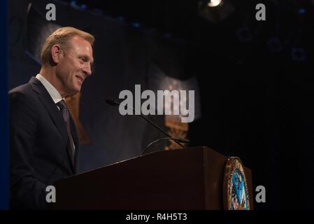 Us-stellvertretender Verteidigungsminister setzt U.S. Army Staff Sgt. Ronald J. Shurer II in der Halle der Helden im Rahmen einer Zeremonie in das Pentagon in Washington, D.C., am Okt. 2, 2018, nachdem die Ehrenmedaille verliehen wird durch den Präsidenten. Stockfoto