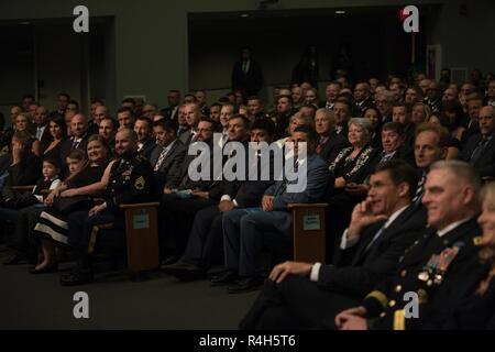 Us-stellvertretender Verteidigungsminister setzt U.S. Army Staff Sgt. Ronald J. Shurer II in der Halle der Helden im Rahmen einer Zeremonie in das Pentagon in Washington, D.C., am Okt. 2, 2018, nachdem die Ehrenmedaille verliehen wird durch den Präsidenten. Stockfoto