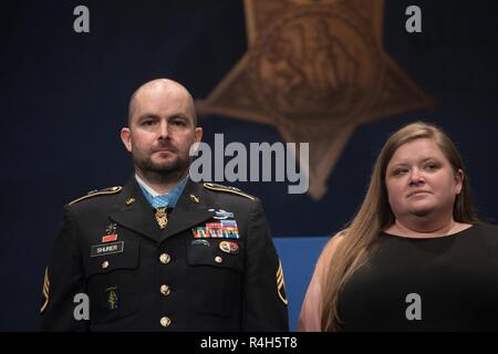 Us-stellvertretender Verteidigungsminister setzt U.S. Army Staff Sgt. Ronald J. Shurer II in der Halle der Helden im Rahmen einer Zeremonie in das Pentagon in Washington, D.C., am Okt. 2, 2018, nachdem die Ehrenmedaille verliehen wird durch den Präsidenten. Stockfoto