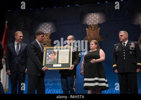 Us-stellvertretender Verteidigungsminister setzt U.S. Army Staff Sgt. Ronald J. Shurer II in der Halle der Helden im Rahmen einer Zeremonie in das Pentagon in Washington, D.C., am Okt. 2, 2018, nachdem die Ehrenmedaille verliehen wird durch den Präsidenten. Stockfoto