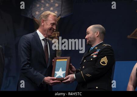 Us-stellvertretender Verteidigungsminister setzt U.S. Army Staff Sgt. Ronald J. Shurer II in der Halle der Helden im Rahmen einer Zeremonie in das Pentagon in Washington, D.C., am Okt. 2, 2018, nachdem die Ehrenmedaille verliehen wird durch den Präsidenten. Stockfoto