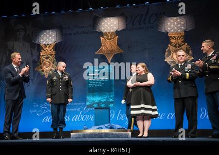 Us-stellvertretender Verteidigungsminister setzt U.S. Army Staff Sgt. Ronald J. Shurer II in der Halle der Helden im Rahmen einer Zeremonie in das Pentagon in Washington, D.C., am Okt. 2, 2018, nachdem die Ehrenmedaille verliehen wird durch den Präsidenten. Stockfoto