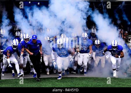 Us Air Force Academy - Troy Calhoun, Falken Haupttrainer, führt sein Team aus dem Tunnel vor der Sept. 29, Wettbewerb 2018 gegen den Nevada Wolfpack im Falcon Stadion. Das Wolfpack besiegte die Falken 28-25 als Furiosen vierten Quartal Comeback durch die Falken zu kurz. Stockfoto