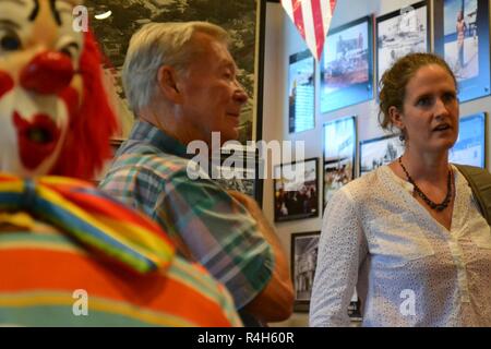 Charlie Fleetwood (links), der Direktor im Ocean View Station Museum in Norfolk, Virginia, Aktien einige Einblicke in die Sammlung der kleinen Museum bei einem Besuch in Ihrer Galerie mit Darcy Waschbecken (rechts), freiwilliger Koordinator an der Hampton Roads Naval Museum. Das Museum, in der Ocean View Abschnitt von Norfolk gelegen, beherbergt eine Fülle von Artefakte und Bilder Zurück zum Anfang 1900, Aktien einer reichen historischen Zusammenhang mit der US Navy aufgrund der Nähe zu Naval Station Norfolk und JEB wenig Creek-Fort Geschichte. Die Hampton Roads Naval Museum ist eines von zehn Marine Museu Stockfoto