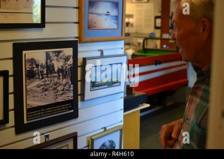 Charlie Fleetwood, Direktor im Ocean View Station Museum in Norfolk, Virginia, Aktien einige Einblicke in die Sammlung der kleinen Museum bei einem Besuch in der Galerie. Das Museum, in der Ocean View Abschnitt von Norfolk gelegen, beherbergt eine Fülle von Artefakte und Bilder Zurück zum Anfang 1900, Aktien einer reichen historischen Zusammenhang mit der US Navy aufgrund der Nähe zu Naval Station Norfolk und JEB wenig Creek-Fort Geschichte. Die Hampton Roads Naval Museum ist eines von zehn Marine Museen, die von der Marine Geschichte & Kulturerbe Befehl betrieben werden. Es feiert die lange Geschichte Stockfoto