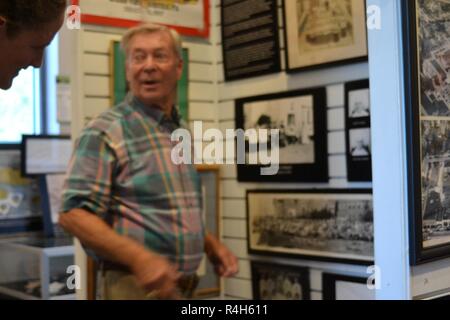 Charlie Fleetwood, Direktor im Ocean View Station Museum in Norfolk, Virginia, Aktien einige Einblicke in die Sammlung der kleinen Museum bei einem Besuch in der Galerie. Das Museum, in der Ocean View Abschnitt von Norfolk gelegen, beherbergt eine Fülle von Artefakte und Bilder Zurück zum Anfang 1900, Aktien einer reichen historischen Zusammenhang mit der US Navy aufgrund der Nähe zu Naval Station Norfolk und JEB wenig Creek-Fort Geschichte. Die Hampton Roads Naval Museum ist eines von zehn Marine Museen, die von der Marine Geschichte & Kulturerbe Befehl betrieben werden. Es feiert die lange Geschichte Stockfoto