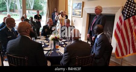 Liberianische Präsident George Manneh Weah und Verteidigungsminister Daniel Ziankahn met mit Generalmajor Greg Vadnais, der Adjutant General von der Michigan National Guard, 28. September 2018 in Lansing, Michigan. Michigan Gouverneur Rick Snyder Gastgeber des Präsidenten und seiner Delegation an einem besonderen Abendessen in der Residenz des Gouverneurs statt. Präsident Weah wurde später eine Tour von Ming Einrichtungen gegeben und sprach mit den Mitgliedern des Michigan National Guard. Liberia und Michigan wurden im Jahr 2009 im Rahmen der National Guard Bureau Partnerschaft Programm gekoppelt. (Michigan National Guard Stockfoto