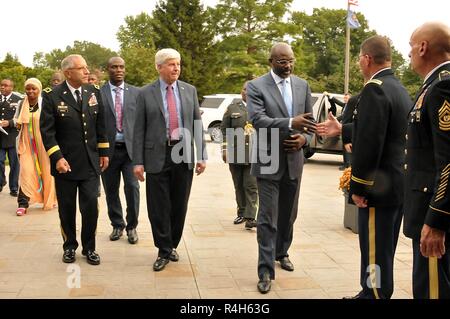 Liberianische Präsident George Manneh Weah und Verteidigungsminister Daniel Ziankahn met mit Generalmajor Greg Vadnais, der Adjutant General von der Michigan National Guard, 28. September 2018 in Lansing, Michigan. Michigan Gouverneur Rick Snyder Gastgeber des Präsidenten und seiner Delegation an einem besonderen Abendessen in der Residenz des Gouverneurs statt. Präsident Weah wurde später eine Tour von Ming Einrichtungen gegeben und sprach mit den Mitgliedern des Michigan National Guard. Liberia und Michigan wurden im Jahr 2009 im Rahmen der National Guard Bureau Partnerschaft Programm gekoppelt. (Michigan National Guard Stockfoto