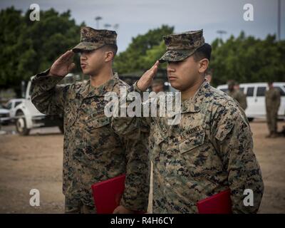 Us-Marines mit dem besonderen Zweck Marine Air-Ground Krise Response-Central Befehl 19.1, gratulieren neu gefördert Sgt. Jeremey Laboy, eine Bekämpfung der Fotograf, und Cpl. Juan Grijalva, einem Netzwerk Administrator, nach einer Förderung Zeremonie an der Marine Corps Air Station Yuma, Arizona, Oktober 1, 2018. Stockfoto