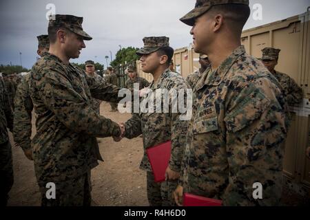 Us-Marines mit dem besonderen Zweck Marine Air-Ground Krise Response-Central Befehl 19.1, gratulieren neu gefördert Sgt. Jeremey Laboy, eine Bekämpfung der Fotograf, und Cpl. Juan Grijalva, einem Netzwerk Administrator, nach einer Förderung Zeremonie an der Marine Corps Air Station Yuma, Arizona, Oktober 1, 2018. Stockfoto