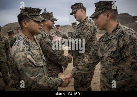 Us-Marines mit dem besonderen Zweck Marine Air-Ground Task Force Krise Response-Central Befehl 19.1, gratulieren neu gefördert Sgt. Jeremy Laboy, eine Bekämpfung der Fotograf, und Cpl. Juan Grijalva, ein Cyber-Netzwerk Techniker während den Abschluss ihrer Promotion Zeremonie an der Marine Corps Air Station Yuma, Arizona, Oktober 1, 2018. Stockfoto