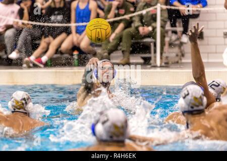 Us Air Force Academy - - Lukas Andres wirft einen Pass über verteidigenden Spieler von der Universität von Kalifornien, San Diego während einem Spiel September 28, 2018 an der Cadet Schwimmhalle. Stockfoto