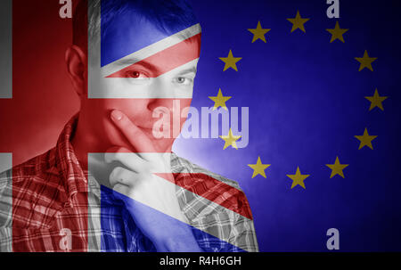 Portrait von Mann, der machen Entscheidung mit Großbritannien Flagge und der Europäischen Union Krug. Konzeptionelle Bild. Stockfoto