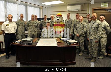 Us Air Force Colonel Richard Tanner, 18 Flügel Stellvertretender Kommandeur und Mitglieder aus 18 Cicil Ingenieur Squadron Feuerwehrmänner, posieren für ein Gruppenfoto vor dem Brandschutz Woche Verkündigung Unterzeichnung Okt. 3, 2018, bei Kadena Air Base, Japan. Brandschutz für die Aufklärung der Öffentlichkeit über die Bedeutung der Brandschutz gewidmet. Kalihalde Brandschutz Woche, dem 18. CES hosts Aktivitäten über die Basis zu erziehen Kinder und ihre Eltern auf die Brandverhütung und -erkennung. Stockfoto