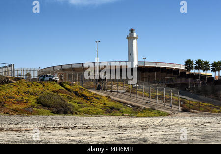 SAN YSIDRO, Kalifornien - 26. NOVEMBER 2018: Die USA Mexiko Grenzmauer und Bundesgrenzschutz im Fahrzeug von Imperial Beach gegenüber der Internationalen suchen Stockfoto