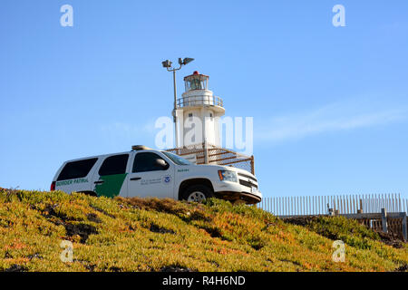 SAN YSIDRO, Kalifornien - November 26, 2018: ein Border Patrol Fahrzeug Uhren über den Strand und die Grenze im Imperial Beach, San Ysidro. Stockfoto