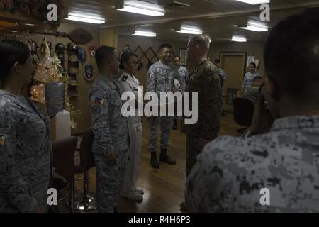 Us Marine Brig. Gen. Chris McPhillips, rechts, ist an Bord BRP Davao del Sur (LD-602) von der Philippinischen Marine in Subic Bay, Philippinen, Okt. 3, 2018 begrüßt. Die USMC und die PN sind die Durchführung einer amphibischen Joint-Training als Teil der KAMANDAG 2. McPhillips, ein Eingeborener von Titusville, Florida, ist der kommandierende General des 3. Marine Expeditionary Brigade. Stockfoto