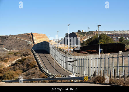 SAN YSIDRO, Kalifornien - 26. NOVEMBER 2018: Die USA Mexiko Grenzmauer von International Friendship Park auf der US Seite in Richtung Tijuana suchen gesehen. Stockfoto