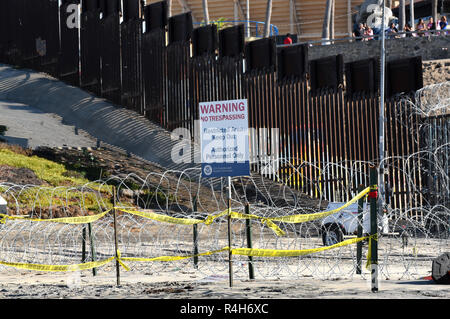 SAN YSIDRO, Kalifornien - 26. NOVEMBER 2018: Eingeschränkter Bereich entlang der USA Mexiko Grenzmauer im Imperial Beach mit Tijuana über die Barriere. Stockfoto