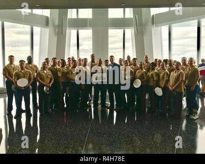 Joshua Maarleveld, Detektiv mit der Hafenbehörde von New York und New Jersey, posiert für ein Foto mit Marines des Marine Corps Recruiting Befehl innerhalb das One World Trade Center in New York City, 20. September 2018. Maarleveld geführte die Marines durch die Website und informiert Sie über die Geschichte der Anschläge in New York City fand am 11. September 2001. Stockfoto
