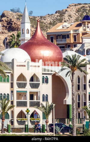 Spanien Santa Pola, Neue arabische Architektur Spanien Apartments Stockfoto