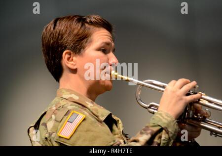 U.S. Army Staff Sgt. Nicole Daley, ein Musiker an der 82nd Airborne Division Band und Chor zugewiesen ist, spielt ihre Trompete an der Pinecrest High School in Southern Pines, North Carolina, Oktober 2, 2018. Daley begann zu Spielen der Trompete im Alter von 15 Jahren. Stockfoto