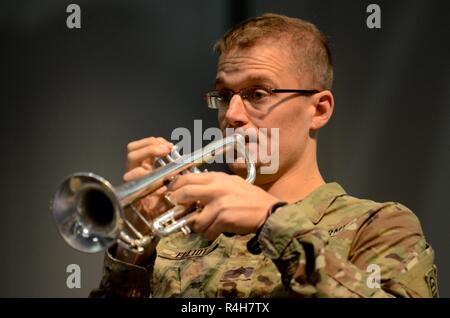 Us-Armee Sgt. Ryan Elliott, ein Musiker der 82nd Airborne Division Band und Chor zugeordnet, spielt seine Trompete, während Sie an der Pinecrest High School in Southern Pines, North Carolina, Oktober 2, 2018. Fast 1.200 Studenten war die fünfte Klasse zu musikalischen Konzepte wie Melodie, Harmonie und Dynamik bei diesem Konzert eingeführt. Stockfoto