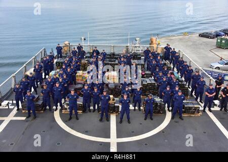 Die Crew der Coast Guard Cutter Stratton wirft mit mehr als 11 Tonnen Kokain in San Diego, Oktober 3, 2018. Die Drogen wurden während des Verbots von acht Verdacht auf Schmuggel Schiffe beschlagnahmt Weg gefunden die Küsten von Mexiko, Zentral- und Südamerika durch die Coast Guard Cutter Stratton (WMSL-752), Seneca (WMEC-906) und aktive (WMEC-618). Stockfoto