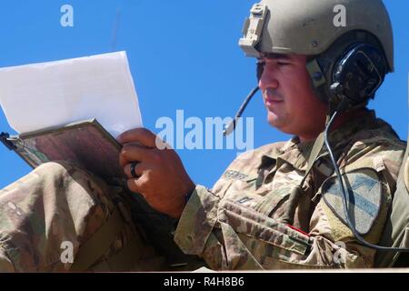 Kapitän Trent Weekes, Kompaniekommandant D CO 6 Squadron, 9th Cavalry Regiment, 3. gepanzerte Brigade Combat Team, 1.Kavallerie Division, Studien seine Karte und Aufträge in der Vorbereitung für eine bevorstehende Mission. Die greywolf Brigade führte die Feuerwehr übung Bewertung, wie Pegasus Schmiede III, ab Sept. 24-Oct4 bekannt. Die Auswertung bescheinigt die Brigade als bereit für Ihre kommende Rotation an der National Training Center in Fort Irwin, Kalifornien. Stockfoto