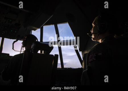 Us Marine Kapitän Charles Buckley, eine KC-130J Super Hercules Piloten, und Cpl. Lauren Lied, eine starrflügelflugzeugen Crew Chief, beide mit Marine Antenne Refueler Transport Squadron (VMGR) 152, ein Training Mission während der Übung Forager Fury 18 bei Andersen Air Force Base, Guam, Sept. 25, 2018. Übung Forager Fury tests Funktionen und verfeinert Marine Aircraft Group (MAG) 12 Die Taktik in einem Vorwärts - Betriebsumgebung. Stockfoto