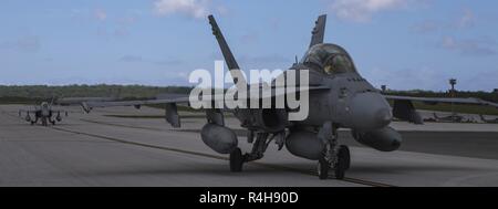 F/A-18D Hornet mit Marine All Weather Fighter Attack Squadron (Vmfa (AW) 533, Taxi auf dem Flug Linie während der Übung Forager Fury 18 bei Andersen Air Force Base, Guam, Sept. 26, 2018. Übung Forager Fury tests Funktionen und verfeinert Marine Aircraft Group (MAG) 12 Die Taktik in einem Vorwärts - Betriebsumgebung. Stockfoto