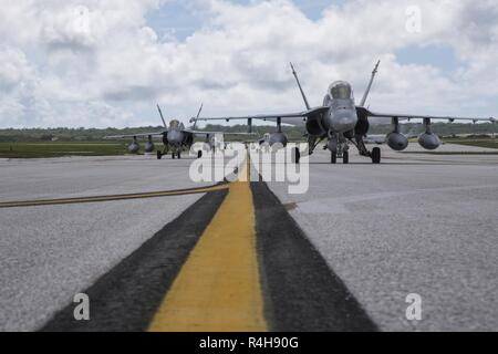 F/A-18D Hornet mit Marine All Weather Fighter Attack Squadron (Vmfa (AW) 533, Taxi auf dem Flug Linie während der Übung Forager Fury 18 bei Andersen Air Force Base, Guam, Sept. 26, 2018. Übung Forager Fury tests Funktionen und verfeinert Marine Aircraft Group (MAG) 12 Die Taktik in einem Vorwärts - Betriebsumgebung. Stockfoto