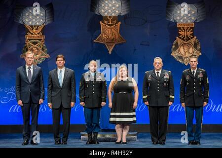 Von links, stellvertretender Verteidigungsminister Patrick M. Shanahan, Sekretär der US-Armee Dr. Mark T. Esper, Generalstabschef der Armee, General Mark A. Milley und Sgt. Maj. der Armee Daniel A. Dailey in der Ehrenmedaille Induktion Zeremonie für ehemalige Mitarbeiter Sgt teilnehmen. Ronald J. Shurer II in das Pentagon in Arlington, Virginia, Oktober 2, 2018. Shurer der Ehrenmedaille Okt. 1, 2018 für Maßnahmen vergeben wurde, während ein älterer medizinischer Sergeant mit dem Special Forces Operational Detachment Alpha 3336, Special Operations Task-Force-33, zur Unterstützung der Operation Enduring Freedom in Afghanistan o Stockfoto